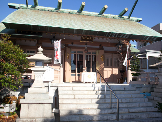 御祭神はもちろん天照大神。境内には武運祈願の八幡宮や学業祈願の天神社などの末社もある。