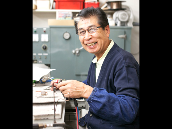 「これティアラの台座創ってんだよ」と父の和宏さん。