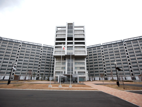 南北に収容棟を有する新庁舎。中央庁舎上にある円盤は区内唯一のヘリポートで、災害時対応としても役割を果たす。