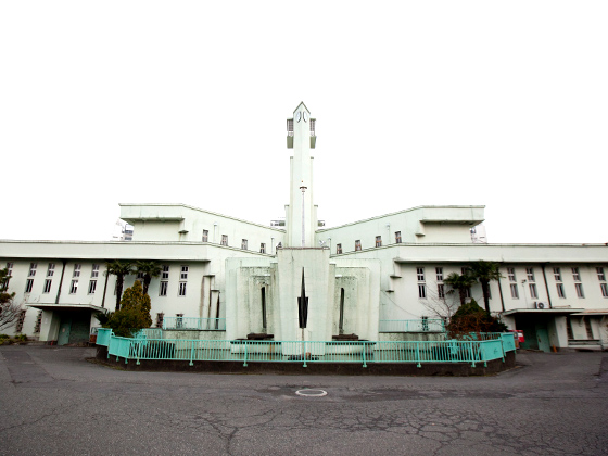 1929年にできた旧庁舎。鳥が羽を広げたイメージで法務省技官がデザインした。建築としても評価が高く「表現主義の最後の作品」といわれている。