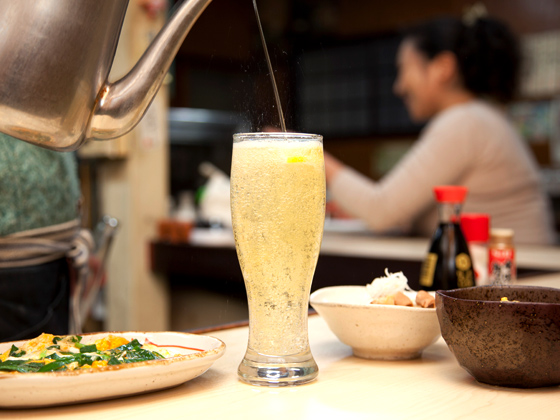 ハイボール300円を二口。卵もいい具合。ニラ玉300円。