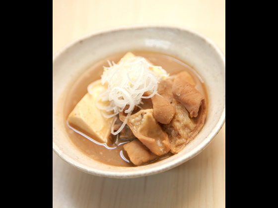 モツなのにあっさり食べられる。牛モツ煮込み350円。