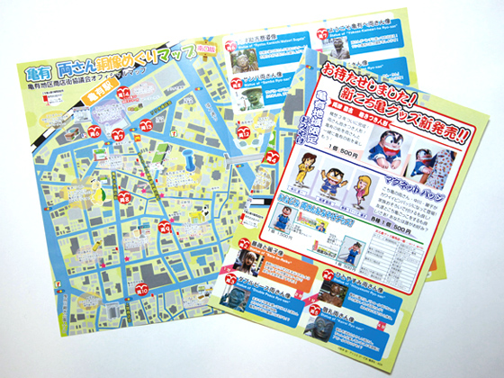JR亀有駅の改札を出たら両さんのマップ看板が熱烈歓迎！手持ちサイズのマップには、こち亀銅像14体がマッピング！