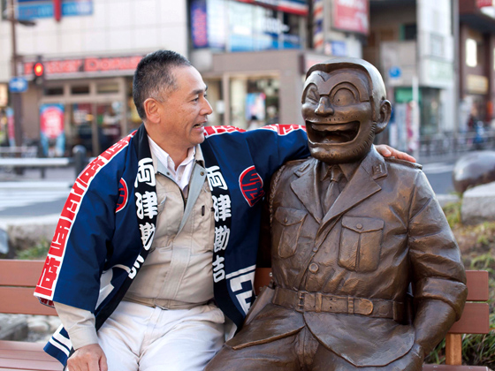 南口バスロータリーのベンチで「葛飾 伊勢屋」の佐藤尚吾さんと何やら密談。商店街活性の秘策を練っている？