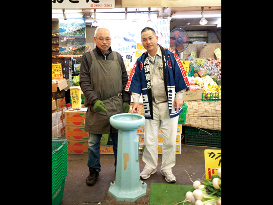マンガにも出てくる水飲み場は亀有食品市場のシンボル。残念ながら水は出ません。
