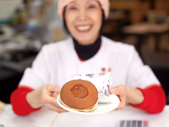 「ニッ！」と両さんが笑うどら焼きは、あずき160円、栗入り190円。ウケること間違いなし！