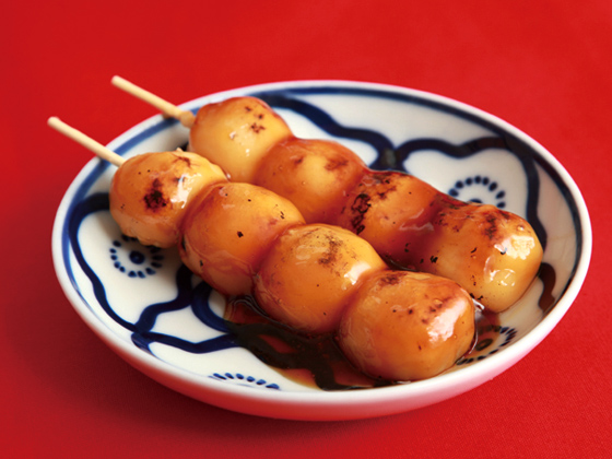 大粒4個に琥珀色のタレがかかった焼だんご1本100円。地元民の大好物！