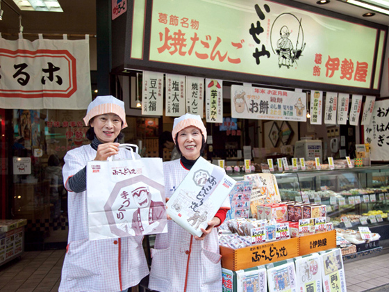 少し遠くのあの人へのお土産にぜひ。店舗奥は甘味処となり、絶品中華そばやあんみつなどがいただける。