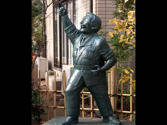 隣が環七とは思えないほど静か。境内にはマンガと照らし合わせたマップ看板や「少年よ、あの星を目指せ！両さん像」が建つ。