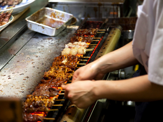 見とれる手際で次々焼き上げられる串焼き。もう一本！
