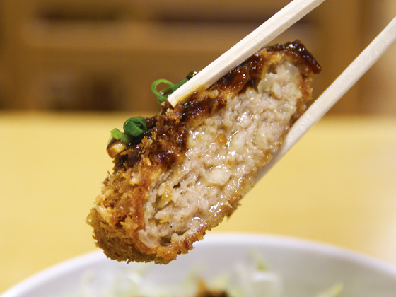 見よ、この肉汁を！脂を入れすぎても中身はスカスカ、入れなさすぎたらパサパサ。その絶妙な加減、さすが専門店！
