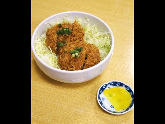 ご飯との相性バッチリ！亀有メンチカツ丼（並）480円