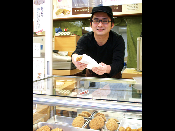 もちろん店頭でも販売。亀有街歩きのおやつはメンチで決まり！