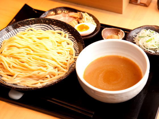 つけ麺750円。麺はしっかり12分かけて茹でられる。そのため4人入れ替え制システムをとっている。