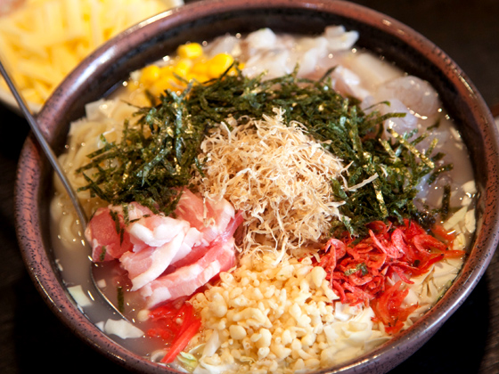 こち亀フリークが100%オーダーする両さんもんじゃ1,500円。切りイカの味が全体をまとめている。