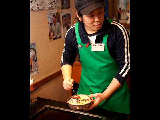 吉田さんファミリーが切り盛り。創業以来「もんじゃはソースの味が大事！」と、昔ながらのシンプルな味のユニオンソースを使っている。もちろんもんじゃの作り方・おいしい食べ方も教えてくれる。