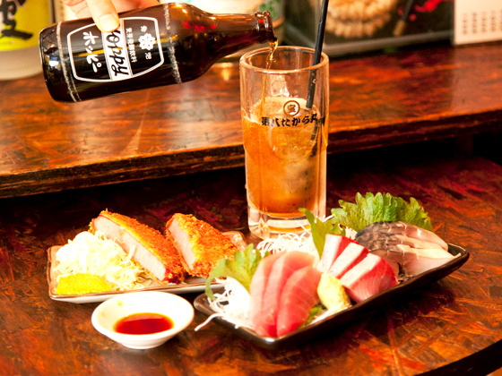 築地直送の新鮮な魚を驚きの価格で提供。チューハイは250円、つまみはなんと一品100円から楽しめる。