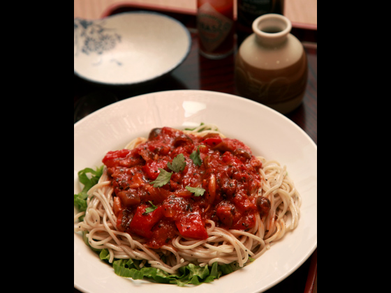 「イタリアンを食べたときに、これはそばに合うんじゃないか？ってレシピを聞いて帰ってきたんだよ」と菅原さん。ビンゴ！！