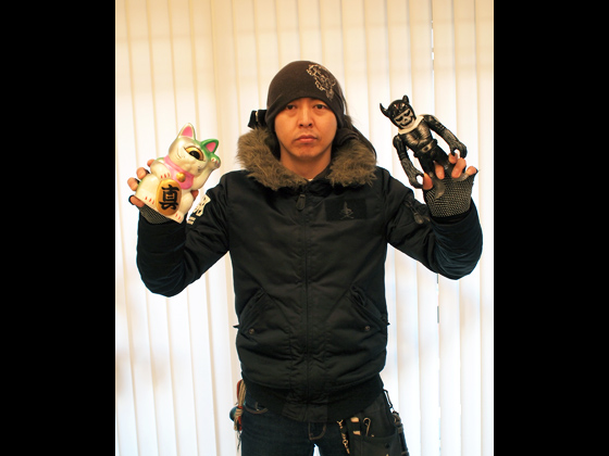 アバンギャルドなデザインを生み出す森さん。地元企業とコラボしたグッズも販売している。