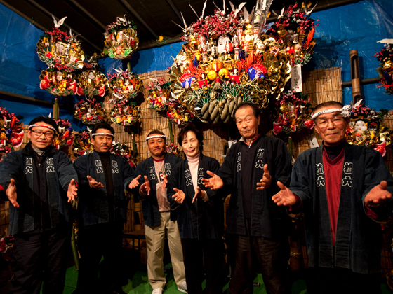 区内で唯一酉の市が開催される葛西神社。毎年11月の酉の日には境内に市が立ち、商売繁盛の熊手が販売される。そこかしこで三本締めが！