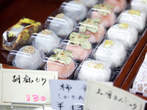 「『葛飾のお土産がほしい』との声から、パッケージに菖蒲をあしらったりしています」と若女将の榎本美佐緒さん。