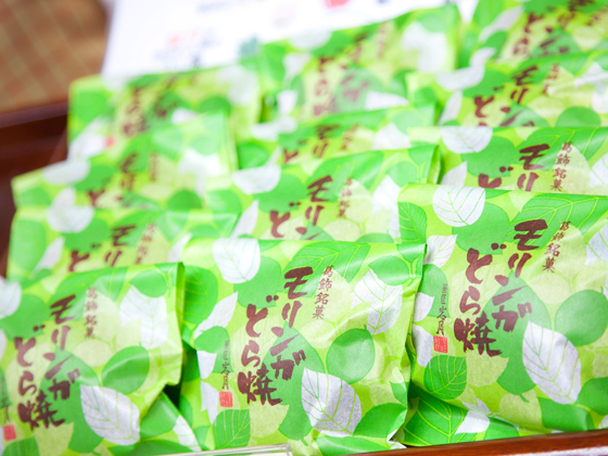 緑色の餡がたっぷり。栄養素いっぱいのモリンガが入ったどら焼き170円。