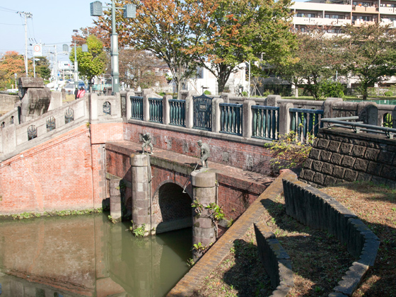 葛飾区と埼玉県の県境に位置。見過ごさないように。