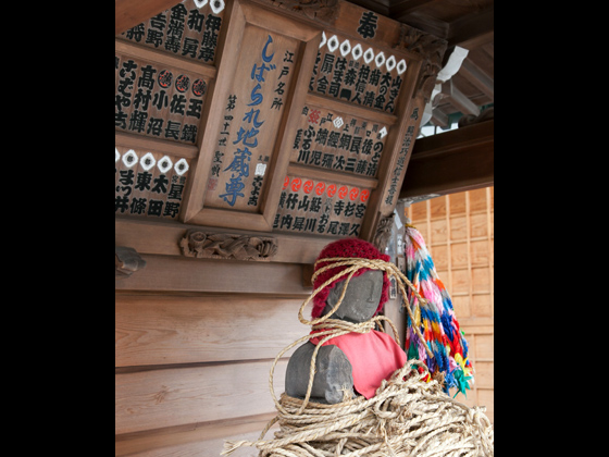 一件落着後、越前守はその霊験に感謝し立派なお堂を建立、縄解き供養を行ったと伝えられている。