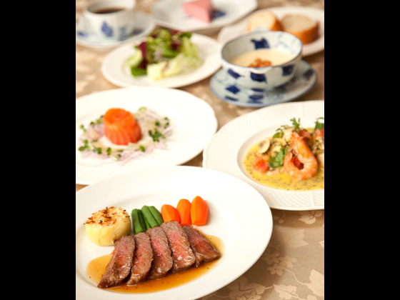 洋風料理ランチ1,260円～。ディナーのコース料理4,200円～。食材は徹底的にこだわり、少しでも気に入らないものは返品するという。