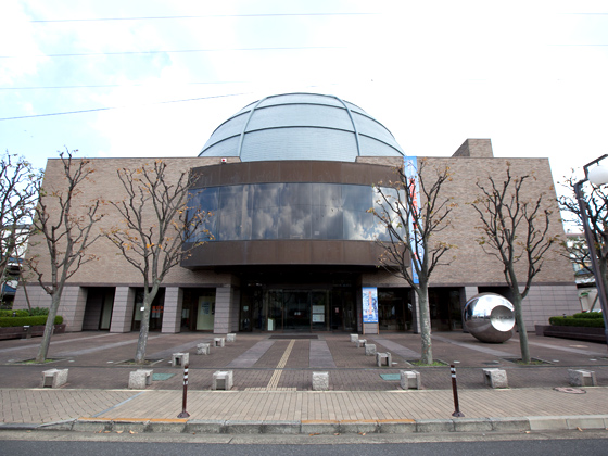 お花茶屋駅より曳舟川親水公園沿いを北上すると、巨大な球体がのった建物が現れる。
