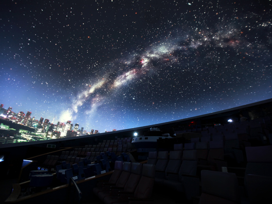 レンズを使い星を映しだす「光学式」とCGで宇宙を表現する「デジタル」を融合したオリジナルのプラネタリウム。
