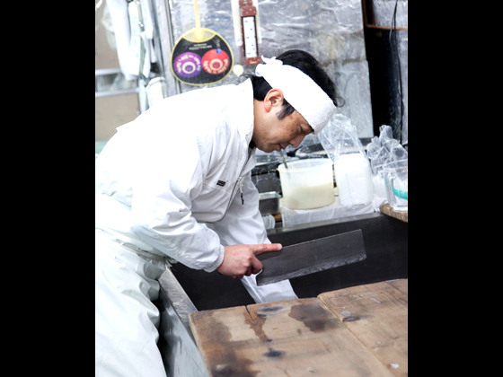 新井さんは三代目の店主。祖父が始めた店を継いで「どこにでもあるものではなく、ここだけの豆の味がする豆腐を」と試行錯誤を繰り返したという。