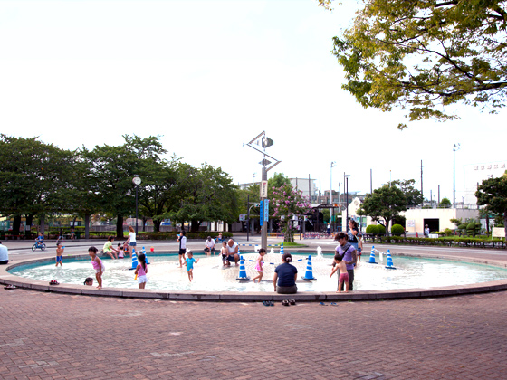 乗り物好きの男の子も、動物好きな女の子も、水遊び大好きな元気っ子も、子どもが思いっきり楽しめる公園。ママさんにとってもうれしいですよね。