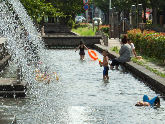 夏季には施設内に水が張られ、あちらこちらで子どもの笑い声が聞こえる。