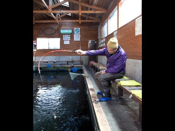お作法はキャッチ＆リリース。竿とエサがセットで1時間大人700円、子ども600円。