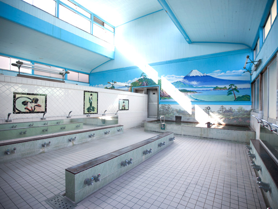 銭湯といえば富士山！といってもこちらは男湯。女湯には南紀白浜の円月島が描かれている。