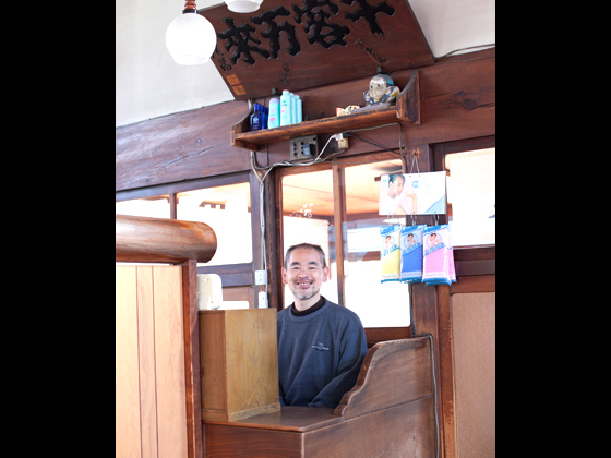 ご主人の螻（けら）弘幸さんがいつもにこやかに迎えてくれる。