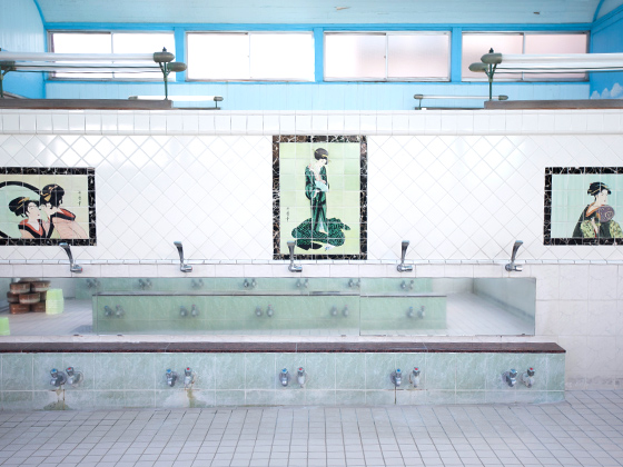 男湯の粋な浮世絵タイル。眺めながらもうひとっ風呂！