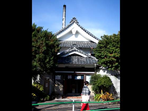 昔ながらの破風（はふ）造りは今も昔も赴き深い佇まい。