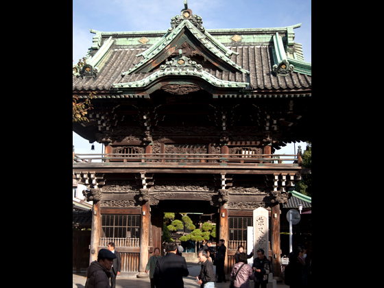 参道の二天門しかり、回廊には「法華経二十八品」の代表的な説話を象ったものがあるなど、至るところに施された彫刻は見所。