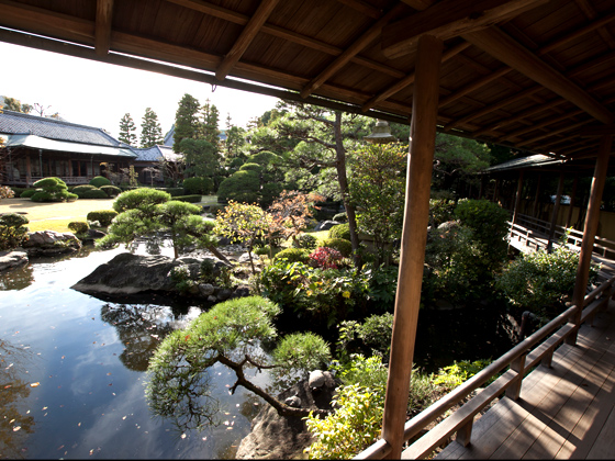 昭和40年に完成した邃渓園（すいけいえん）。当時関東一と謳われた造園師・永井楽山の作品。