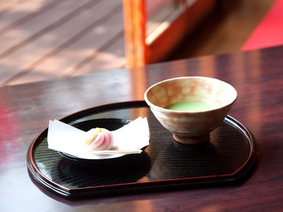 庭を観賞しながらお抹茶もしくは柴又ラムネはいかが。