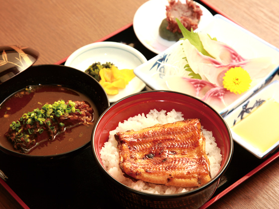 ふっくら鰻を中心に鯉の洗い、鯉こく、草だんごが並ぶ「川魚御前」2,100円。