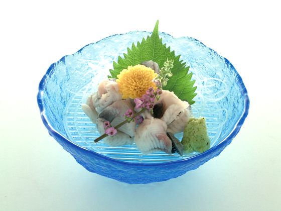 湯通しした鰻をしょうゆや梅肉で食べる「鰻の洗い」や鰻の酢の物「うざく」など新しい提案も。