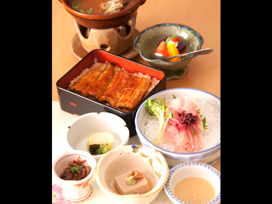 ランチ限定の「花コース」4,500円。鯉こく、鯉の洗いなど川魚（かわうお）を楽しむことができる。
