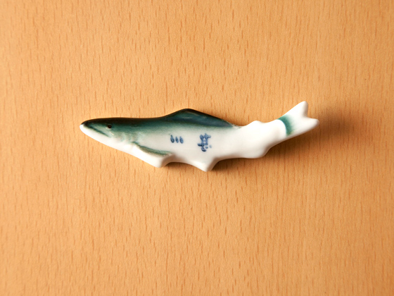名入りのオリジナル箸置きだってピッチピチの鮮魚！