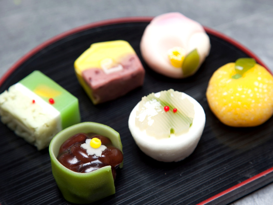 練りきりをはじめ上生菓子やせんべいも人気。