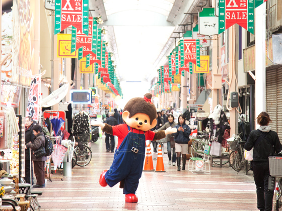 「今日もここでお買いもの！」観光協会広報課長・モンチッチちゃんは本日、カメラ女子として取材！