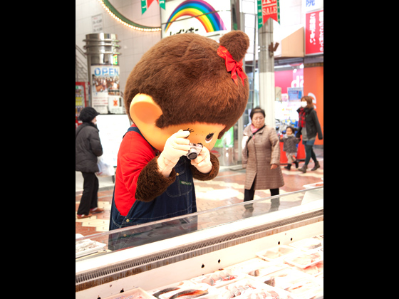 「あ！美味しそう！」モンチッチちゃん、さっそくパチリ。