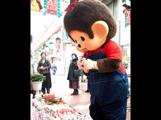 色とりどりの季節の和菓子が並ぶお店でもパチリ！